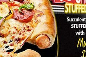 Pizza met hot dog in de korst