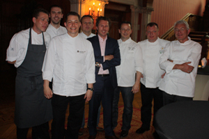 Collega's serveren lunch voor jubilaris Alain Alders