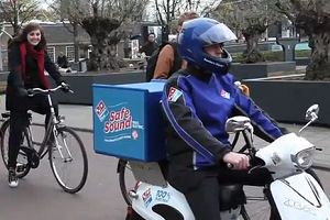 Domino's scooter 'roept' mmm Lekker