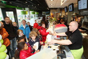 Cafetariahouder deelt duizenden bakjes gratis frites uit