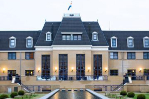 Vlag Golden Tulip op hotels Gerard van den Tweel