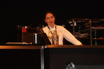 Elena Arzak*** experimenteert met lichtgevende borden van Philips