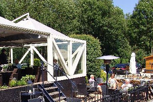 Eemlust wint ook Fris Verdient een Flesje-bokaal