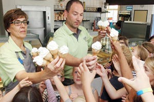 Tienduizenden ijsjes uitgedeeld bij Plaza ’t Spotje