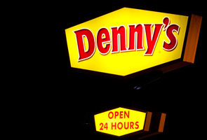 Hamburger eten en tegelijkertijd trouwen