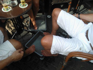 Voetenbadjes op terras van Bar le Duc