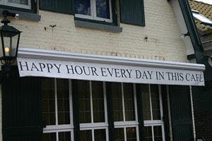 Kabinet gaat happy hour niet verbieden