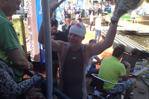 Hotelier zwemt 6500 euro bijeen in Amsterdamse water