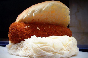 Toerist moet broodje kroket proeven