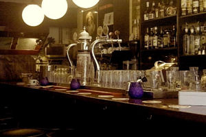 Stamgasten nemen honderd jaar oud café over