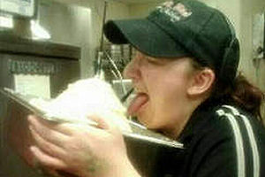 Foto op Facebook zorgt voor ontslag KFC-medewerker