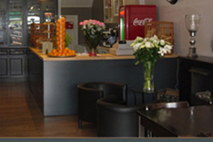 Oud-wethouder opent eetcafé in Apeldoorn