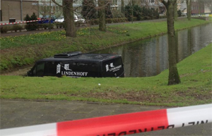 Dief rijdt bestelwagen Lindehoff in water