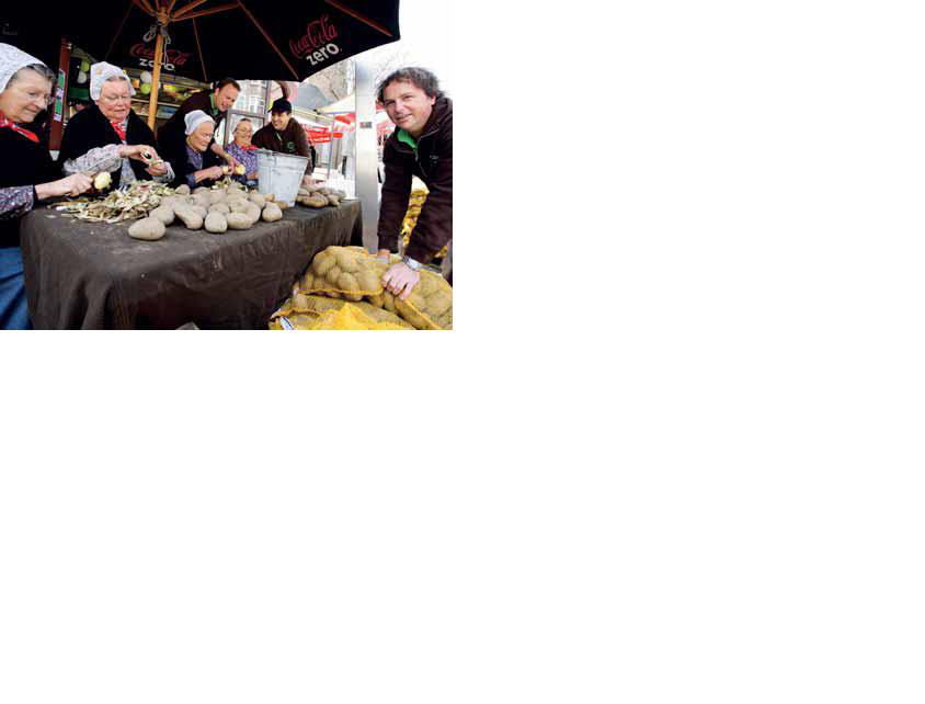 Kampioenschap aardappels schillen bij Het Plein