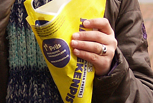 Manneken Pis deelt gratis frites uit