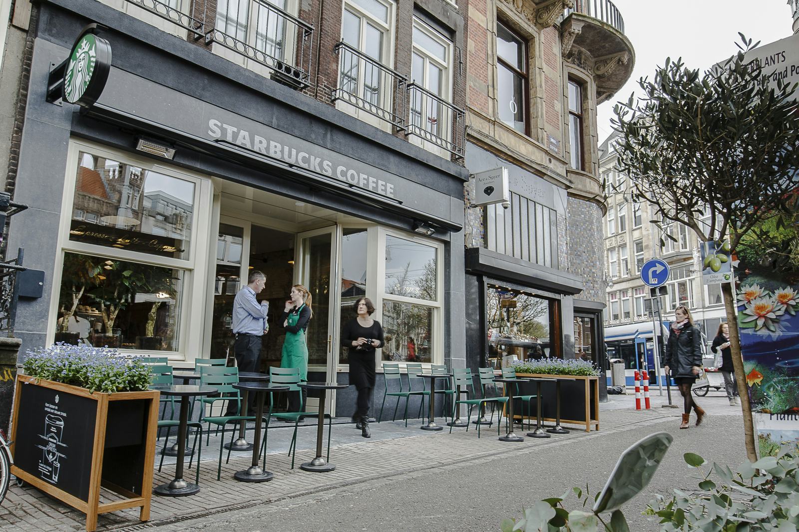 Starbucks opent op Amsterdamse bloemenmarkt