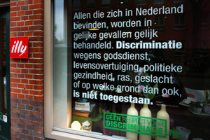 Restaurant met artikel 1 Grondwet op raam gesloten