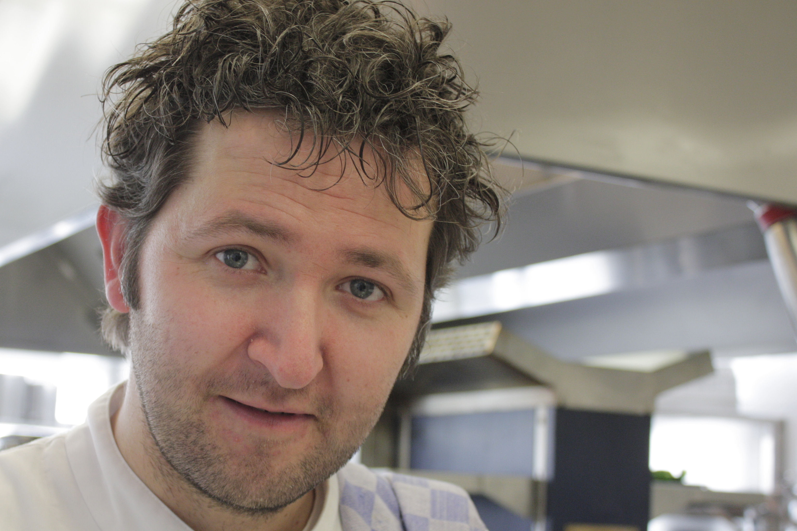 Menno Post kookt bij muziek Jeugd van Tegenwoordig