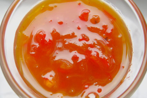 Cafetariamedewerkster verdrijft dief met chilisaus