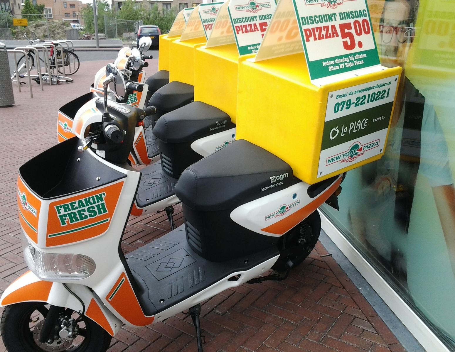Gerechten La Place in de scooter van New York Pizza