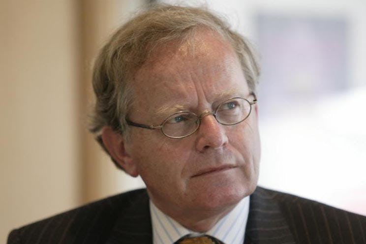 Eerste exemplaar bordspel Gastologie voor hoteldirecteur Theo Ruijs