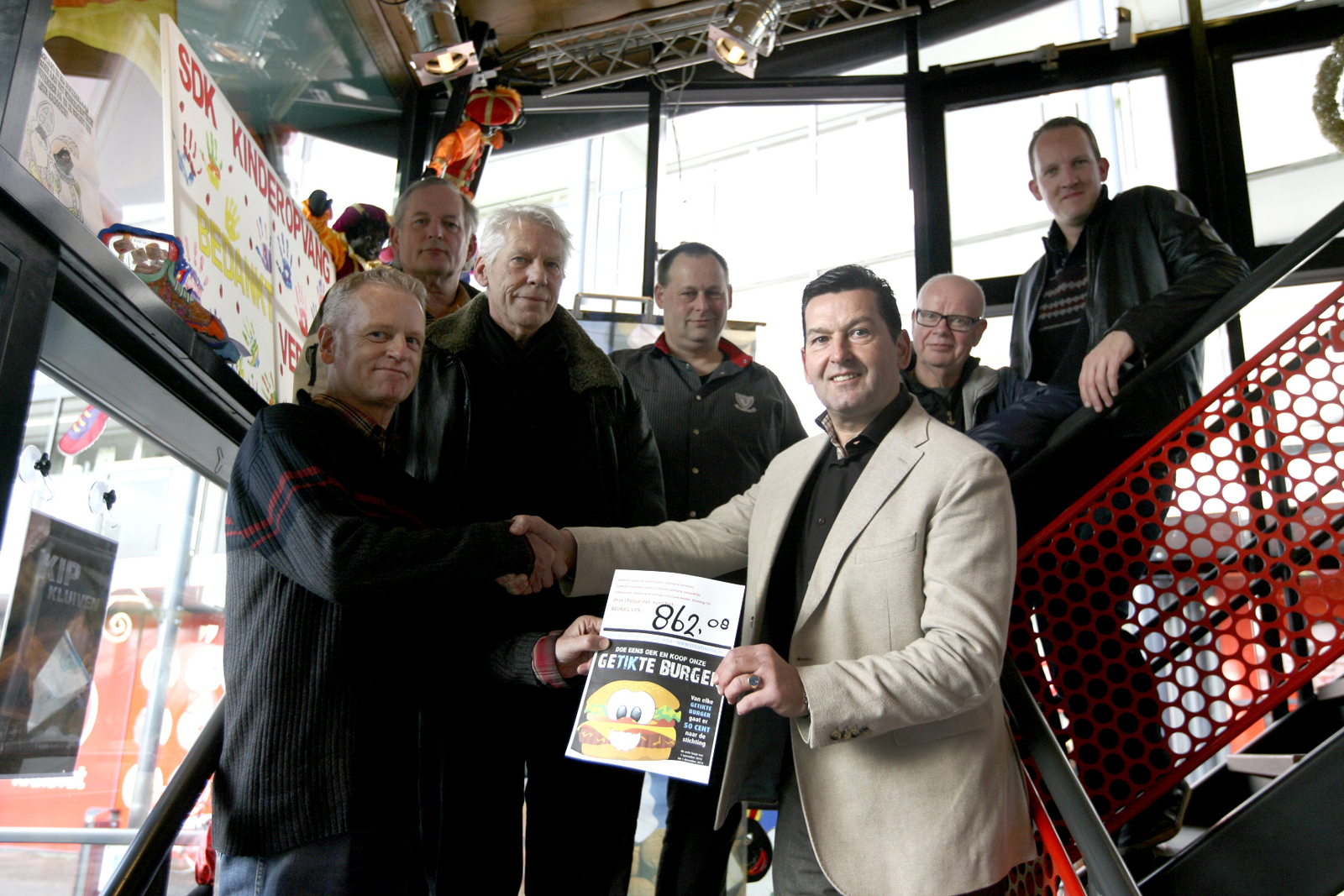 GeTIKte hamburger voor goed doel