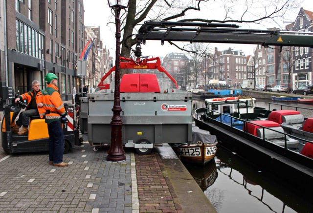 Andaz Amsterdam: vuilnis via de gracht de stad uit