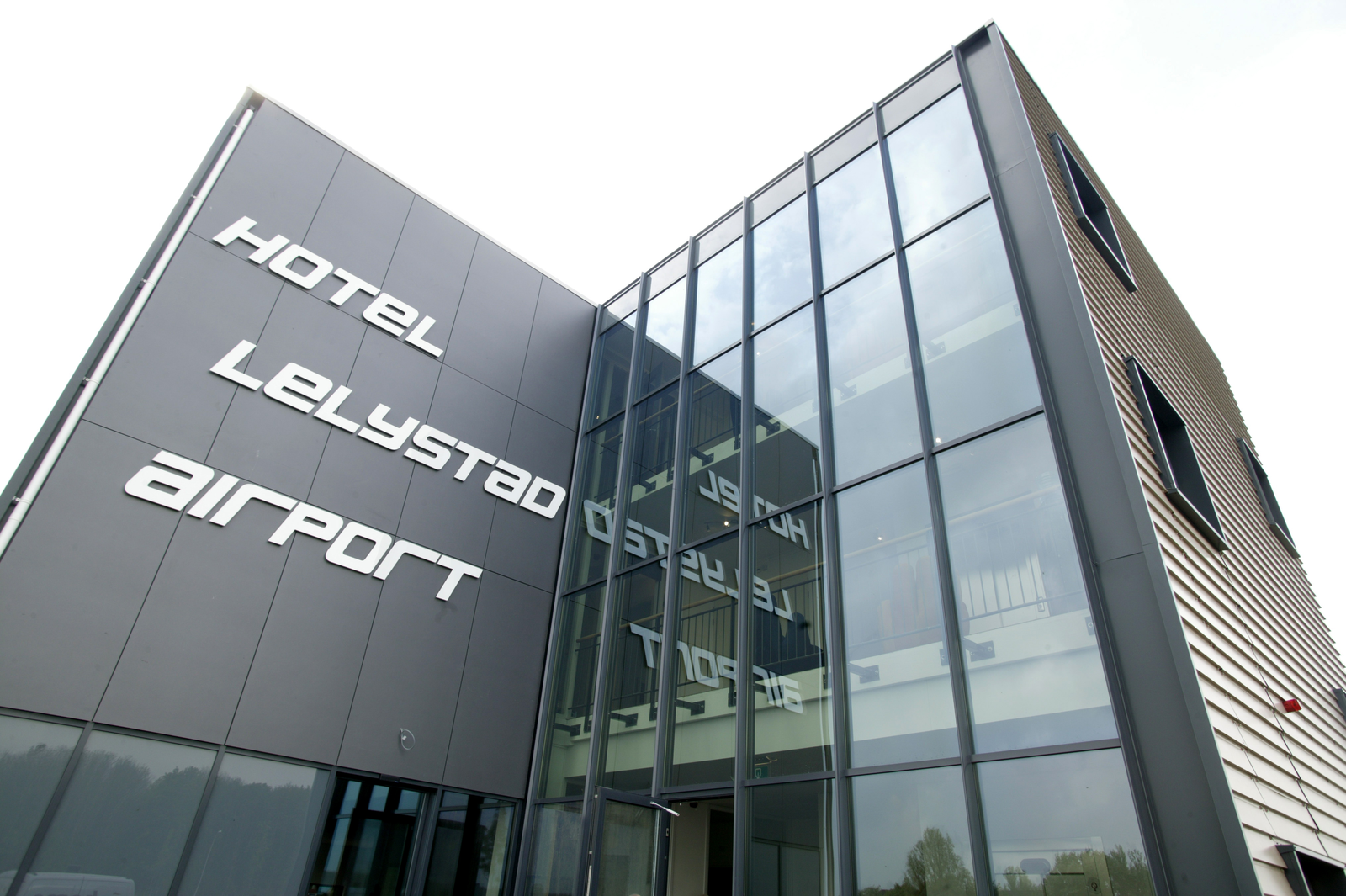 Hotel Lelystad Airport zeer content met uitbreiding vliegveld