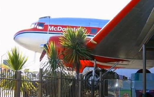 McDonald's gebruikt oud-vliegtuig als blikvanger