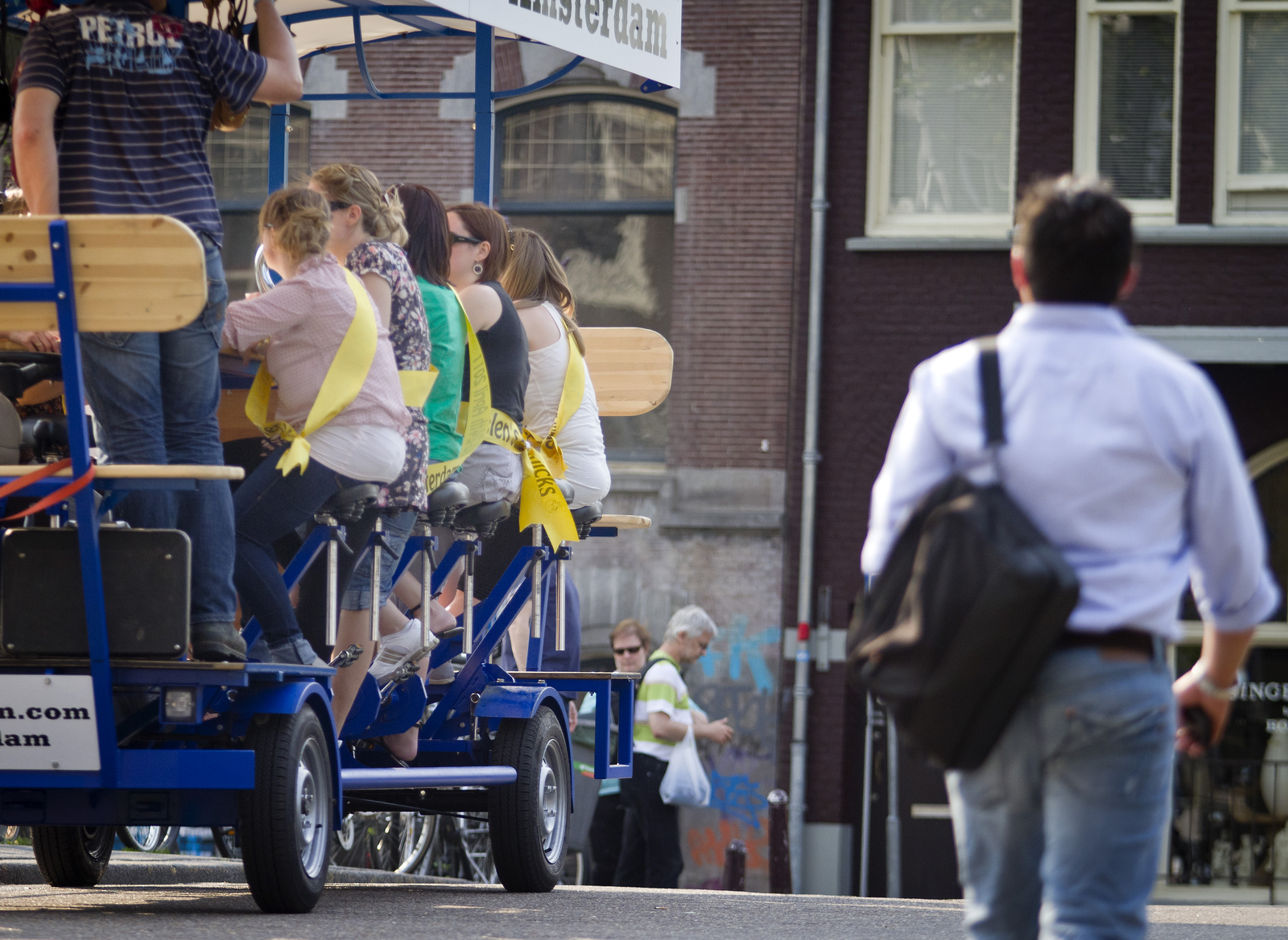 Bierfiets op straat in Amsterdam (anp)