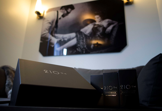 Erotisch merk kleedt kamer in hotel aan