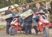 Friso geeft scooters weg in Hilversum