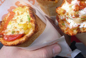 Pizza in vorm friteszak