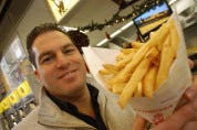 Manneken Pis deelt 5000 kilo frites uit in Utrecht