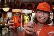 Nederland massaal aan het oranje-bier