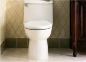 Zwart wc-papier in restaurant