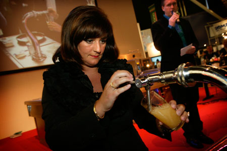 Thérèse Boer veeslaat Hans Wiegel met tappen