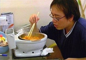 Restaurantgasten eten uit toiletpotten
