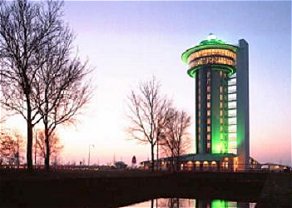 Henny van der Most lijft Alan Pearson in