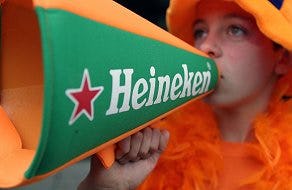 Carlsberg laat Heineken-toeters in beslag nemen