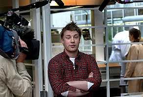 Jamie Oliver zoekt werkloze jongeren in Nederland