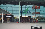 Schiphol gaat drank en chocola delen