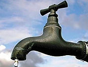 Café tijdens bruiloft zonder water