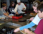 Voedingscentrum: kooklessen terug op school