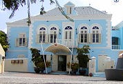 Hotelier Dekker vlucht van Curaçao