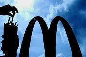 McDonald's-personeel mept klanten neer