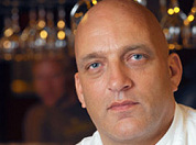 Hotelier schiet Den Blijker te hulp