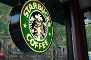 Worstelend Starbucks ontslaat topman