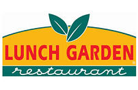 Automobilist rijdt restaurant binnen