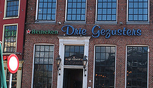 Drie Gezusters ontruimd na traangas
